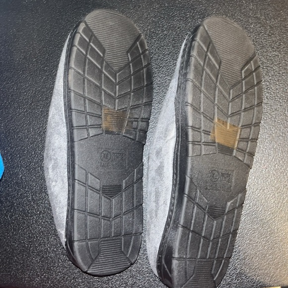 Avon men’s gray slippers. NWT - Picture 3 of 5